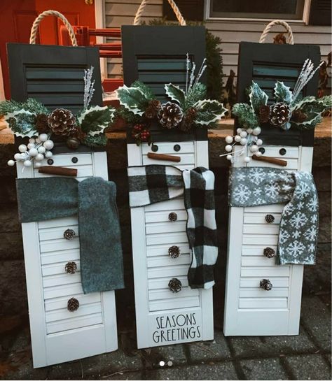 Holiday Shutter Ideas, Christmas Shutters Diy, Shutter Christmas Decor, Christmas Shutter Ideas, Shutter Snowman, Window Shutter Crafts, Christmas Shutters, Door Snowman, Shutters Repurposed Decor