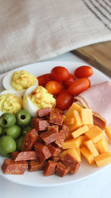 Protein Plates Lunch, Keto Lunch Plates, Keto Plates Ideas, Keto Snack Plate, Tiffany Plates, Keto Snack Plate Lunch, Protein Snack Plate, Keto Plates, High Protein Snack Plate