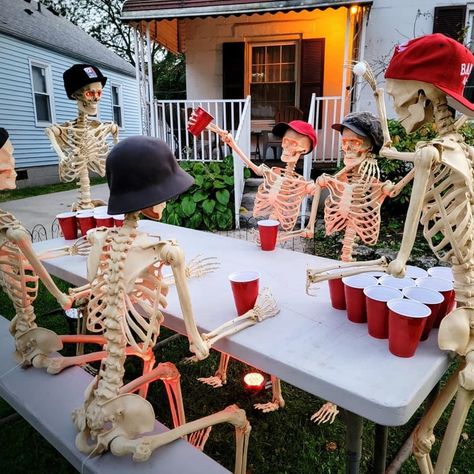 6 Skeleton Friends, Funny Skeletons Poses, Funny Skeleton Wallpaper Aesthetic, Funny Ways To Pose Skeletons, Skeleton Funny Poses, Halloween Beer Pong, Funny Skeleton Poses, Funny Skeleton Displays, Group Of Skeletons