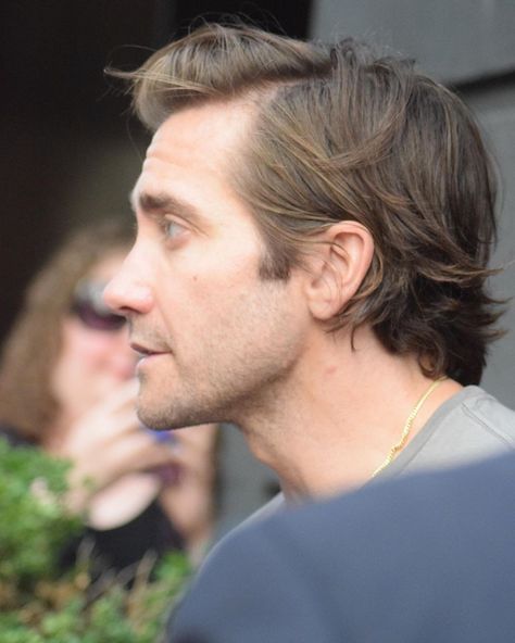 Men Growing Out Hair, Growing Hair Men, Quentin Beck, Hair Stages, Growing Out Hair, Growing Hair, Honey Bun, Jake Gyllenhaal, Hollywood Actor