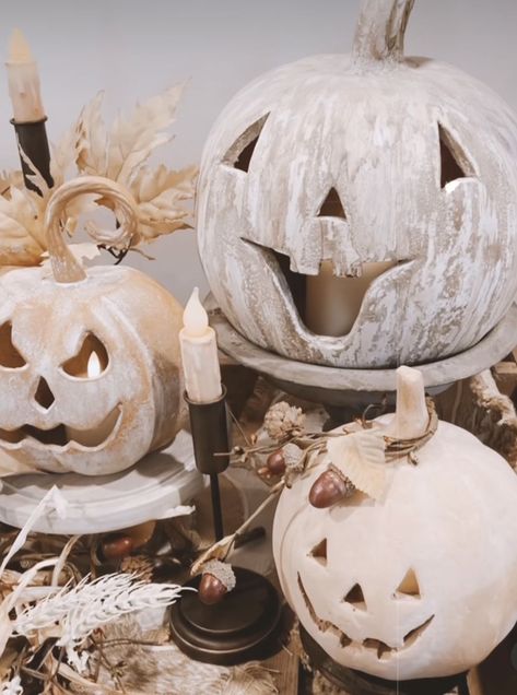 Haunted Cottage, Beige Halloween, Country Halloween Decor, Neutral Halloween Decor, Halloween Farm, Neutral Halloween, Chic Halloween Decor, Halloween Chic, Halloween Club