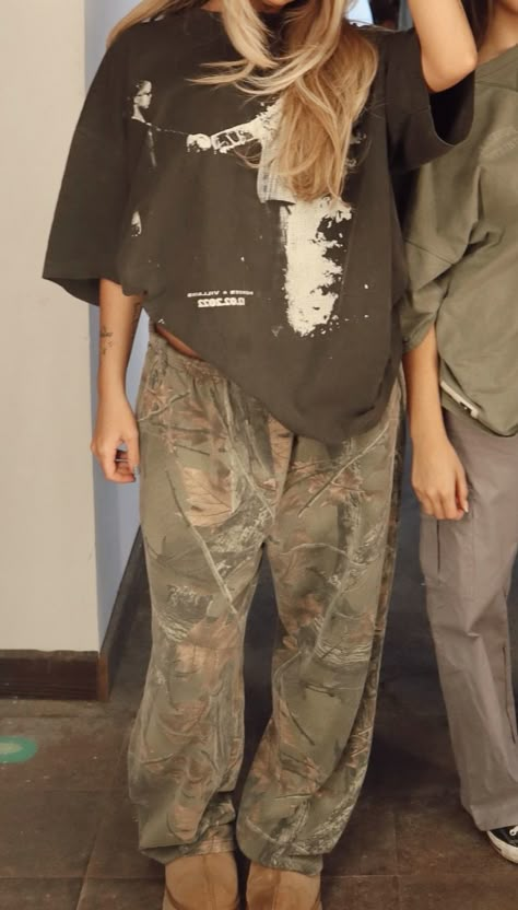 Camo Pants Aesthetic, Camo Sweatpants Outfit, College Class Fits, Lounge Wear Comfy, Outdoorsy Outfits, Classy Chic Outfits, Postpartum Style, Class Fits, Pants Aesthetic