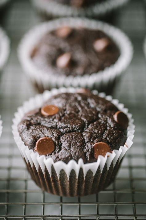 Incredible, flourless black bean muffins that taste like a delicious, cakey brownie. That's right, the secret ingredient in these easy, fiber packed brownie muffins is black beans! They're dairy, gluten and grain free and the perfect healthy treat or snack. #muffins #healthymuffins #brownies #flourlessrecipe #glutenfreerecipe #healthydessert #healthysnack Black Bean Muffins, Chocolate Banana Muffins Healthy, Tahini Muffins, Bean Muffins, Paleo Banana Muffins, Healthy Chocolate Muffins, Chocolate Pumpkin Muffins, Chocolate Tahini, Gluten Free Banana Muffins