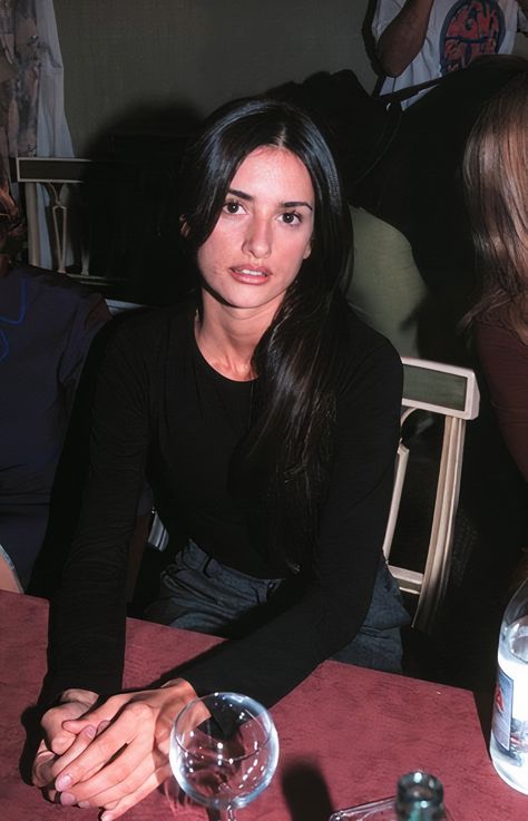 Penelope Cruz Makeup, Ny Outfits, Penelope Cruz, Beauty Shots, Monica Bellucci, Girls World, Messy Hairstyles, Beauty Inspiration, Role Models