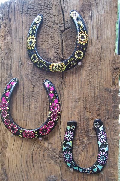 Painted horse shoes. These are adorable! They would make nice decor for the shed. Horseshoe Crafts Projects, Painted Horse, Horseshoe Projects, Western Crafts, Summer Camp Crafts, Horse Camp, Horseshoe Decor, Horseshoe Crafts, Horse Shoes