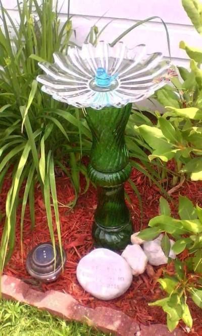 Bird Baths Homemade, Glassware Garden Art, Glass Bird Bath, Garden Totem, Flea Market Gardening, Diy Bird Bath, Garden Totems, Glass Garden Flowers, Mosaic Garden Art