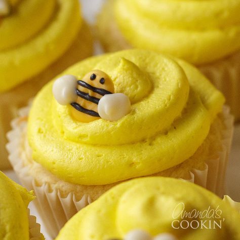 Adorable bee cupcake toppers made at home Honeybee Cupcakes, Pooh Cupcakes, Novelty Cupcakes, Bee Cupcakes, Winnie The Pooh Cake, Winnie The Pooh Themes, Baby Shower Yellow, Winnie The Pooh Birthday, Shower Cupcakes