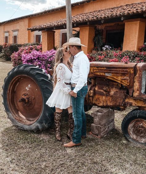 Mexican Engagement Photos, Outfit Pareja, Western Engagement Pictures, Vaquera Fits, Western Couple Photoshoot, Mexican Themed Weddings, Western Engagement, Engagement Photography Poses, Cute Engagement Photos