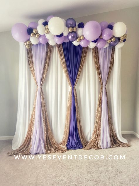 Royal Backdrop Ideas, Lavender Backdrop Ideas, Stage Decorations With Balloons, Background Decoration Ideas, Backdrop With Balloon Garland, Purple Balloon Garland, Event Backdrops, Purple Backdrop, Purple Balloon