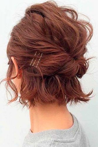 Stunning And Sassy Short Hairstyles For Fine Hair That Are Too Cute For Words ★ Messy Hair Updo, Easy Updo Hairstyles, Shower Cards, Super Hair, Peinados Fáciles Para Cabello Corto, Beautiful Hairstyles, Hair Easy, Updo Hairstyles, Penteado Cabelo Curto