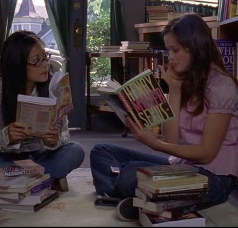 Rory And Lane, Rory Reading, Rory Gilmore Reading, Gilmore Girls Rory, Rory Gilmore, Gilmore Girls, A Girl, Reading, Books