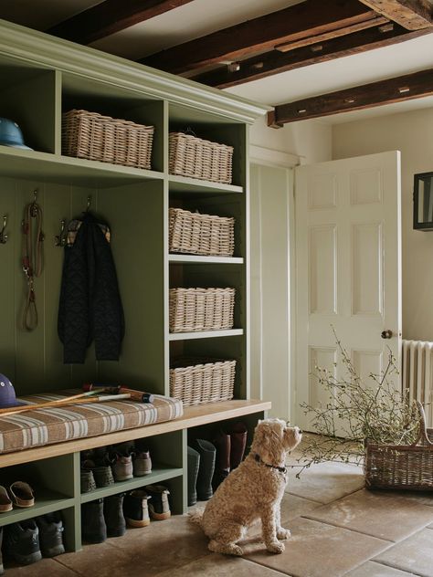 SIMS HILDITCH COTSWOLDS MUD ROOM Traditional English Kitchen, Sims Hilditch, English Houses, Mudroom Laundry Room, Mudroom Design, Timeless Interiors, Dog Rooms, Boot Room, English Design