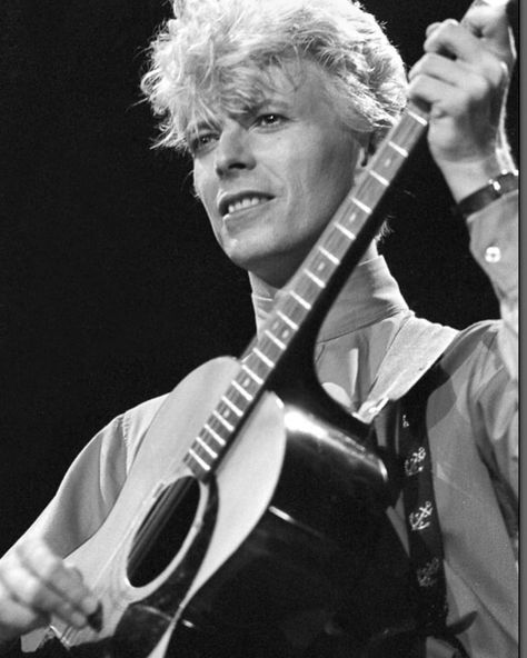 David at Madison Square Garden in New York City. Photographed by Allan Tannenbaum in 1983. ✨ .. {#davidbowie #bowie #davidrobertjones #1983… Angela Bowie, Music Text, Duncan Jones, David Bowie Pictures, Ziggy Played Guitar, Moonage Daydream, Bowie Starman, Text Poster, Major Tom