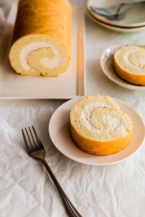 Vanilla Swiss Roll Recipe, Roll Cake Recipe Vanilla, Vanilla Swiss Roll, Dango Recipe, Swiss Roll Cakes, Swiss Cake, Swiss Roll Cake, Japanese Cake, Cake Roll Recipes