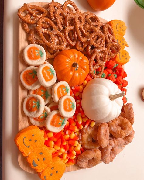 Board Night Ideas Halloween, Halloween Themed Boards Food, Fall Food Charcuterie Board, Fall Hosting Snacks, Fall Board Ideas Food, Thanksgiving Snack Charcuterie Board, Halloween Snack Tray Ideas, Fall Themed Food Board, Fall Sharcudery Board