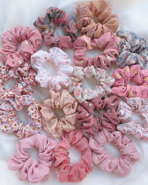 Diy Hair Scrunchies, Diy Hair Accessories Ribbon, Hair Tie Accessories, Pretty Jewelry Necklaces, Hair Accessories Collection, Hair Accessories Clips, Jewelry Accessories Ideas, Girly Accessories, Fancy Jewellery