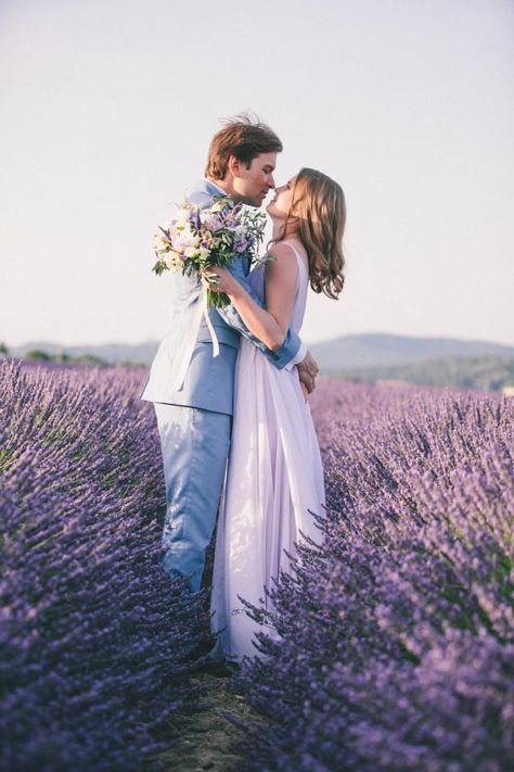 Amazing Lavender Fields Real Wedding Lavender Field Wedding, Lavender Wedding Theme, Shooting Couple, Field Wedding, Provence Wedding, Lilac Wedding, Lavender Field, French Wedding, Lavender Wedding