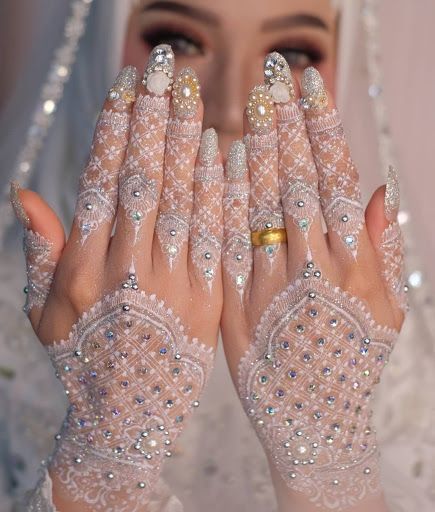 White Wedding Henna, Henna Nail Art, White Henna Tattoo, Glitter Henna, White Henna Designs, Wedding Henna Designs, Pose Pengantin, Henna Ink, Inai Pengantin