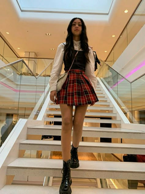 How To Style School Skirt, Red Plade Skirt Outfit, How To Style A Red Plaid Skirt, Plade Skirt Outfit Ideas, Outfits With Red Skirt, Red Checkered Skirt Outfit, Short Red Skirt Outfit, Red Skirt Outfit Ideas, Red Plaid Skirt Outfit