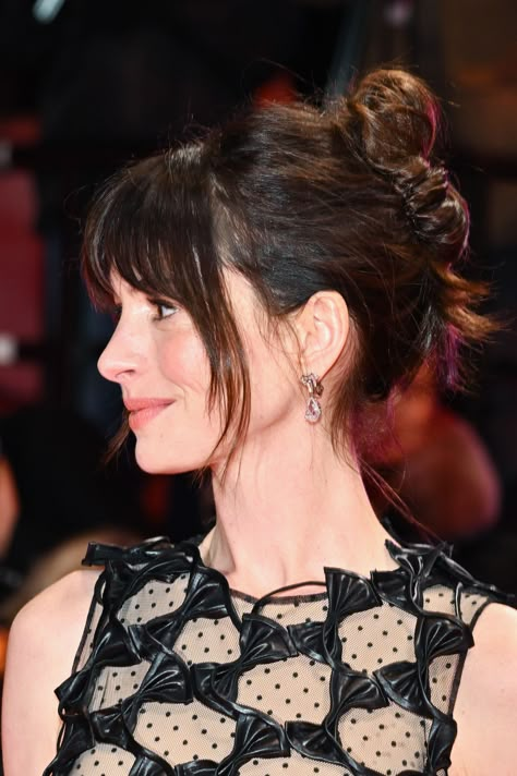 - CosmopolitanUK Anne Hathaway Bangs, Anne Hathaway Haircut, Anne Hathaway Hair, Andy Sachs, Full Fringe, Classic Updo, Red Carpet Hair, Long Dark Hair, How To Style Bangs