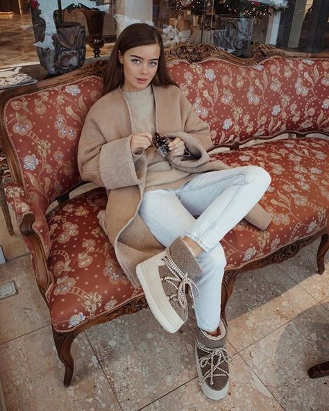 INUIKII on Instagram: “CUUURLY 😍 warm, cosy, fashion #INUIKII #BOOT #SNEAKER @dariachebanov” Snow Boots Women Outfits, Inuikii Boots, Cosy Fashion, Girls Ski Trip, Apres Ski Outfits, Ski Aesthetic, Ski Outfit, Ski Girl, Snow Fashion