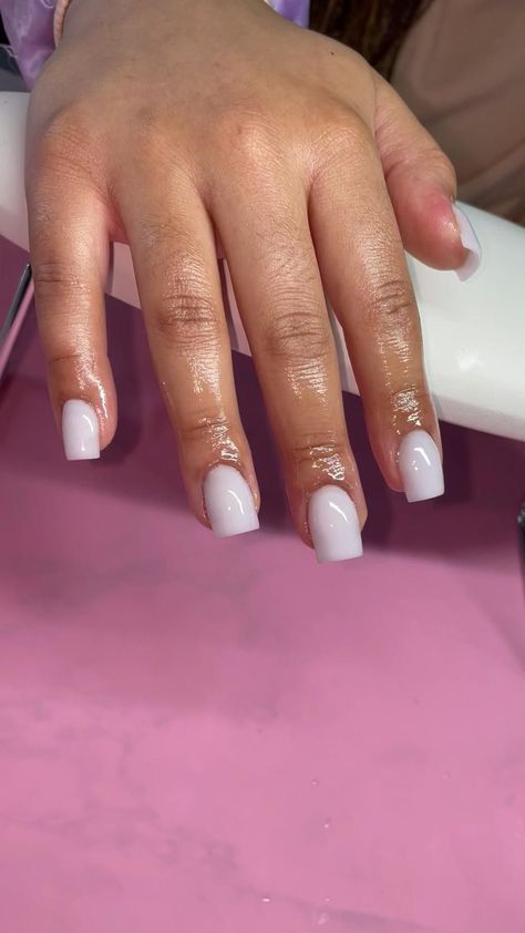 White Nails Acrylic With Design, Nut Nails Short, Nut White Nails Acrylic, Nails Acrylic With Design, White Nails Acrylic Design, Acrylic Shorties, Nut White Nails, White Nails Acrylic, White Short Nails