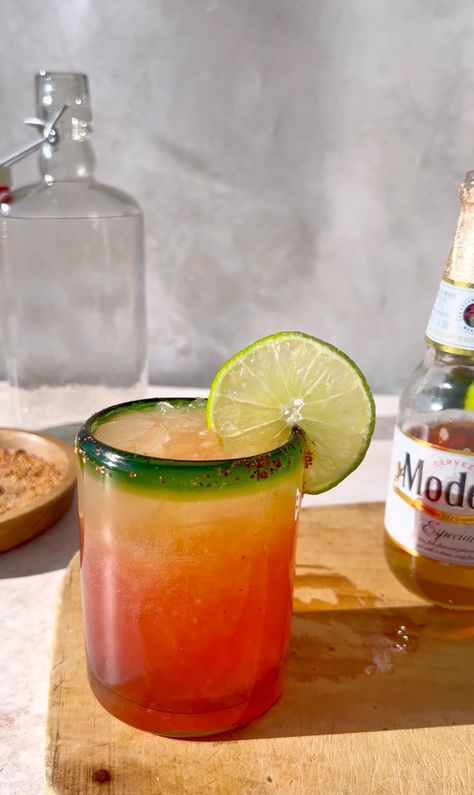 How To Make Tequila, Sunrise Drink, Tequila Sunrise Recipe, Sunrise Cocktail, Happy Hour Food, Fall Cocktails Recipes, Tequila Drinks, Gin Fizz, Cocktail Book