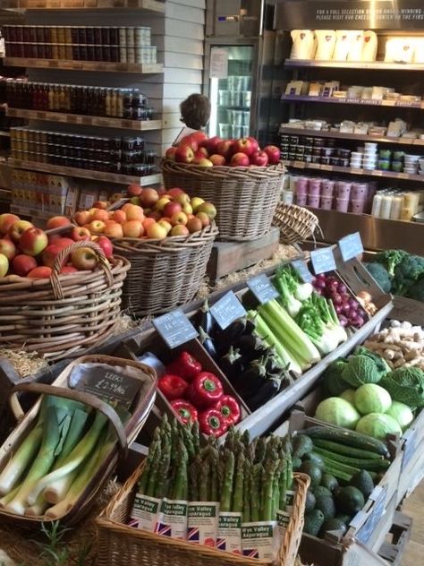 Farm Market Ideas, Fruit And Veg Shop, Farmers Market Display, Produce Market, Vegetable Shop, Grocery Store Design, Supermarket Design, Farm Store, Fruit Shop