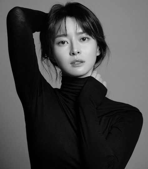 Kwon Nara Interesting Poses, Headshot Photoshoot, Korean Photoshoot, Profile Photography, Pose Portrait, Studio Portrait Photography, Studio Poses, Studio Photography Poses, 사진 촬영 포즈