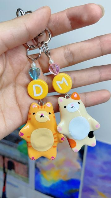 Couple Keychains Clay, Couple Clay Keychain, Best Friend Clay Ideas, Clay Crafts Keychain, Matching Clay Ideas, Clay Art For Boyfriend, Valentines Clay Ideas, Cute Clay Keychains, Ceramica Fria Ideas