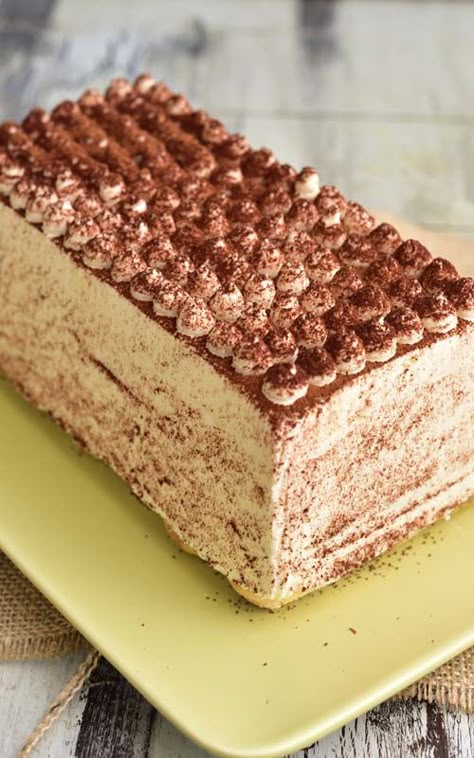 baileys tiramisu dusted with dark cocoa powder Baileys Hot Chocolate Cake, Baileys Cake Recipe, Tiramisu Baileys, Baileys Desserts, Bailey Recipes, Hot Chocolate Baileys, Drunken Desserts, Baileys Tiramisu, Tiramisu Recipes