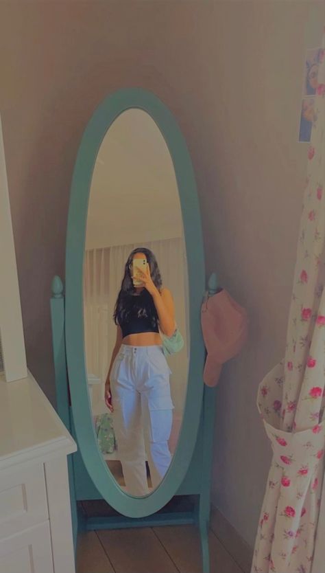 Holi Poses At Home, Holi Poses, Poses At Home, Arab Wedding, Mirror Pics, Trendy Outfit, Selfie Ideas, Cute Selfie Ideas, Trendy Outfits