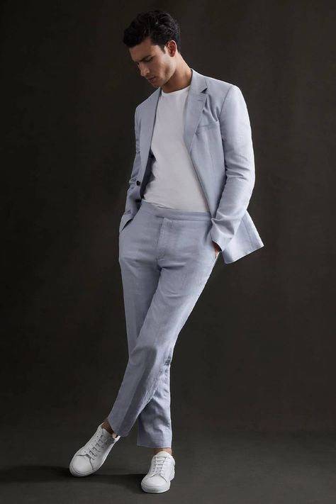 Blue Linen Suit Men Wedding, Men’s Casual Suit Looks, Mens Casual Suits Style, Business Casual Suits Men, Suits To Wear To A Wedding, Tuck In A Shirt, Blazer Man, Male Wedding Guest Outfit, Mens Linen Suit