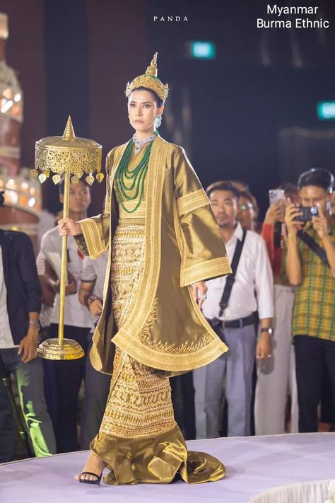 Traditional Groom Attire, Royal Costume, Myanmar Art, Burmese Clothing, Thai Art, Groom Attire, Fashion Design Clothes, Burmese, Myanmar