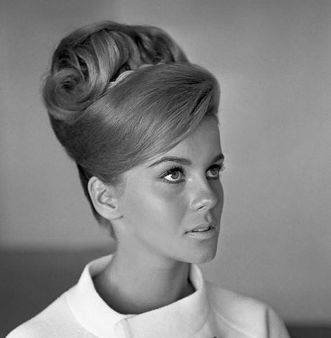 Found on Bing from www.pinterest.com 1960’s Hairstyles, 1960s Hair And Makeup, 1960 Hairstyles, Ann Margaret, 1960s Hair, 60s Hair, Beehive Hair, Easy Everyday Hairstyles, Ann Margret