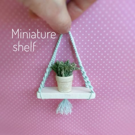 Dollhouse Shelves Diy, Diy Doll House Accessories Miniature Tutorials, Miniature Shelf Diy, Diy Mini Shelf, Making Miniatures Diy, Diy Doll House Furniture Easy, Dolls House Ideas, Diy Doll House Furniture, Easy Diy Miniatures