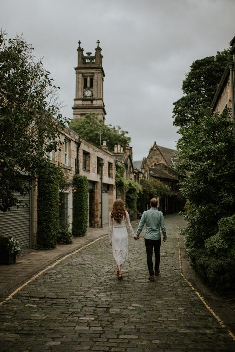 Edinburgh engagement photoshoot - Edinburgh photographer // Edinburgh wedding photographer // Scotland wedding photographer // Scotland engagement photo shoot Edinburgh Couple Photos, Edinburgh Engagement Shoot, Dover England, Edinburgh Christmas, Edinburgh Wedding, Romantic Engagement Photos, Edinburgh Scotland, Scottish Landscape, London Photography