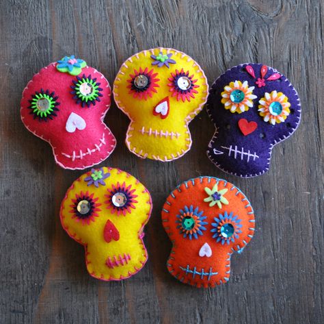 Artelexia: Day of the Dead DIY #21: Embroidered Felt Sugar Skull Skull Tutorial, Diy Day Of The Dead, Sugar Skull Crafts, Skull Diy, Felt Skull, Day Of The Dead Diy, Day Of The Dead Party, Skull Crafts, Day Of Dead