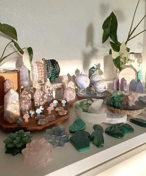 Crystal Girl Aesthetic, Crystal Alter, Crystal Girl, Crystal Room Decor, Crystal Room, Crystal Altar, Crystal Vibes, Crystal Shelves, About Plants