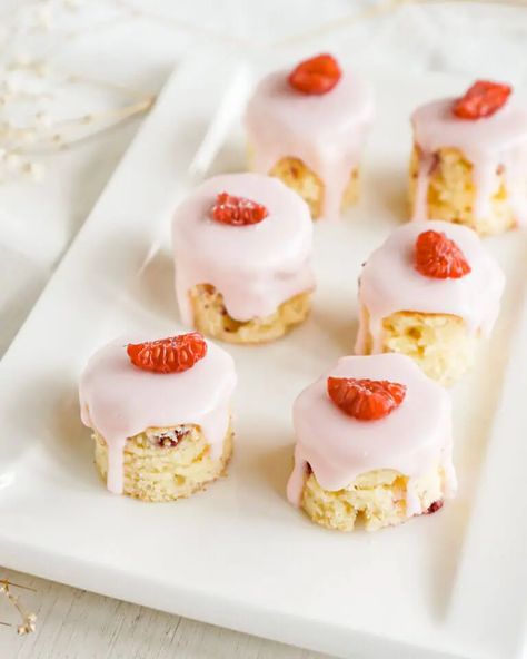 Raspberry Tea Cakes Rose Icing, Tea Party Cake, Afternoon Tea Recipes, Berry Tea, Raspberry Tea, Cake Mini, Strawberry Frosting, Tea Cake, Red Food Coloring