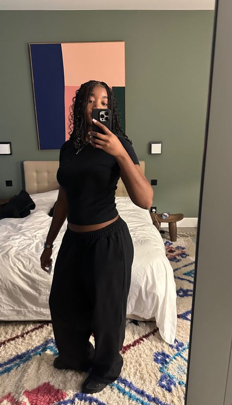 Sweatpants Outfits Black Women, Petite Black Girls Outfit, Athleisure Outfits Aesthetic, Black Clean Girl Aesthetic Outfits, Comfortable Outfits Black Women, Street Wear Black Woman, Clean Girl Outfits Black Women, Chill Outfit Aesthetic, Basic Outfits Black Women