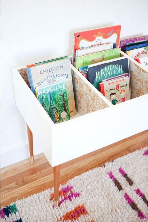 Boekenbakken, maar dan hebben we er wel flink wat nodig Diy Dream Catcher, Book Bin, Bookshelves Diy, A Rug, Organization Kids, Toy Rooms, Kids Corner, Fashion Diy, Diy Book