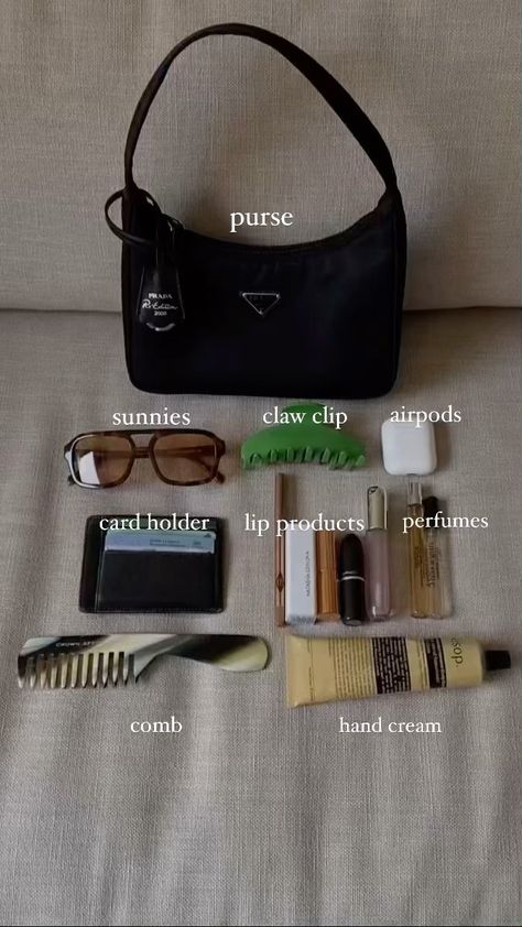 Summer Bag Essentials, Everyday Bag Essentials, Tot Bag, What's In My Purse, Backpack Essentials, School Bag Essentials, Inside My Bag, Purse Essentials, Summer Tote Bags