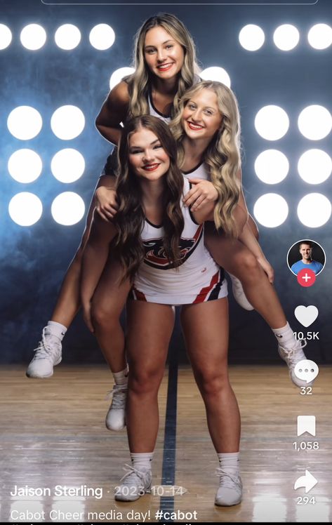 Volleyball Outdoor Pictures, Cheerleader Picture Ideas, Sport Team Photos, Cute Cheer Pics With Friends, Trio Volleyball Pictures, Dance Team Media Day Poses, Cheer Picture Poses Group, Volleyball Group Pictures, Cute Cheer Pictures Poses