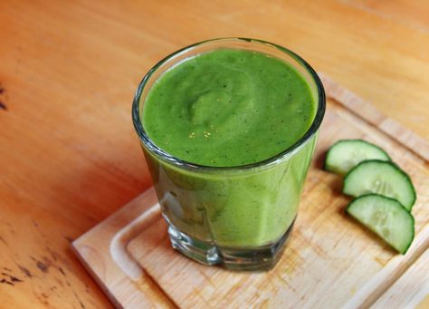 1 avocado 1 – 2 pieces of low-glycemic fruit: green apple, pear, berries and cantaloupe 1 cucumber A fistful of kale or romaine or spinach Coconut water (or purified water) Stevia, to taste, and/or a sprinkle of cinnamon or some cacao (optional) 1. Blend ingredients in a high-powered blender. Juicing Diet, Low Glycemic Fruits, Kris Carr, Smoothie Green, Easy Green Smoothie, Nutritious Smoothies, Smoothie Detox, Fiber Rich, Healthy Smoothie