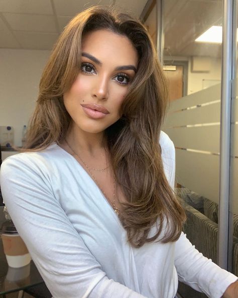 Feminine Hair Color, Olive Beige Hair, Dark Feminine Hair, Beige Hair Color, Feminine Hairstyles, Beige Hair, Bangs With Medium Hair, Modern Haircuts, Brunette Balayage Hair