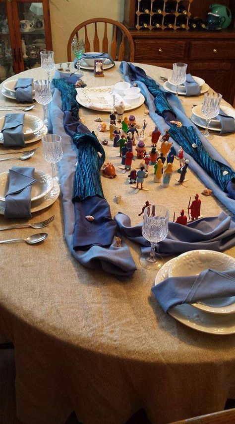 Passover Tablescapes, Passover Table Setting, Passover Table, Seder Table, Feasts Of The Lord, Passover Decorations, Setting Table, March Activities, Decorações Com Comidas