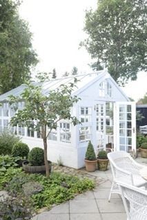 Drivhus, bygget af fine gamle vinduer. Pretty Greenhouse, Sheds Ideas, Conservatory Greenhouse, Greenhouse Shed, Green Houses, Small Greenhouse, Greenhouse Plans, Potting Sheds, Diy Greenhouse