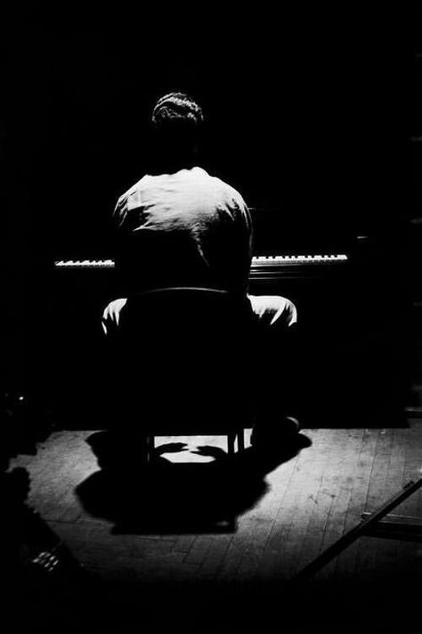 #DaveBrubeck  https://t.co/ZhJYIcKsZ6 Pianist Photography, Elliot Erwitt, Jazz Pianist, Dave Brubeck, Elliott Erwitt, Jazz Artists, Its A Mans World, Piano Man, Jazz Musicians