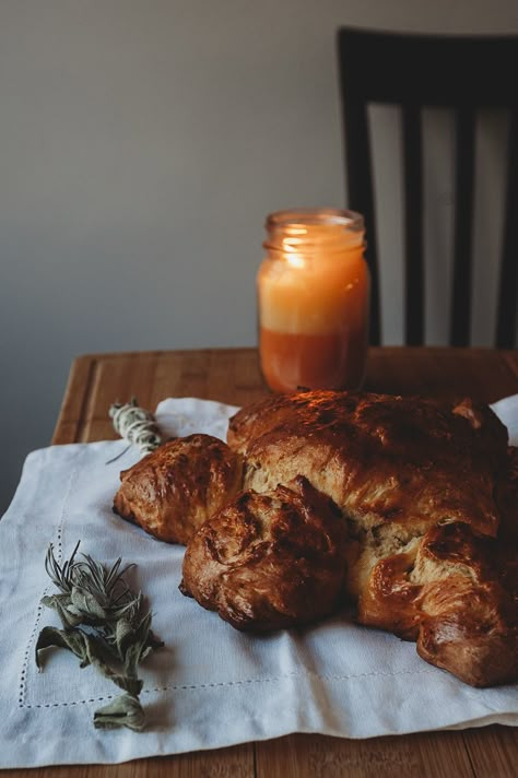 Yule Bread Winter Solstice, Yule Bread, Yule Dinner Recipes Winter Solstice, Yule Traditions Winter Solstice, Winter Solstice Foods, Winter Solstice Bread, Vegan Winter Solstice Recipes, Winter Solstice Food, Sun Bread Solstice